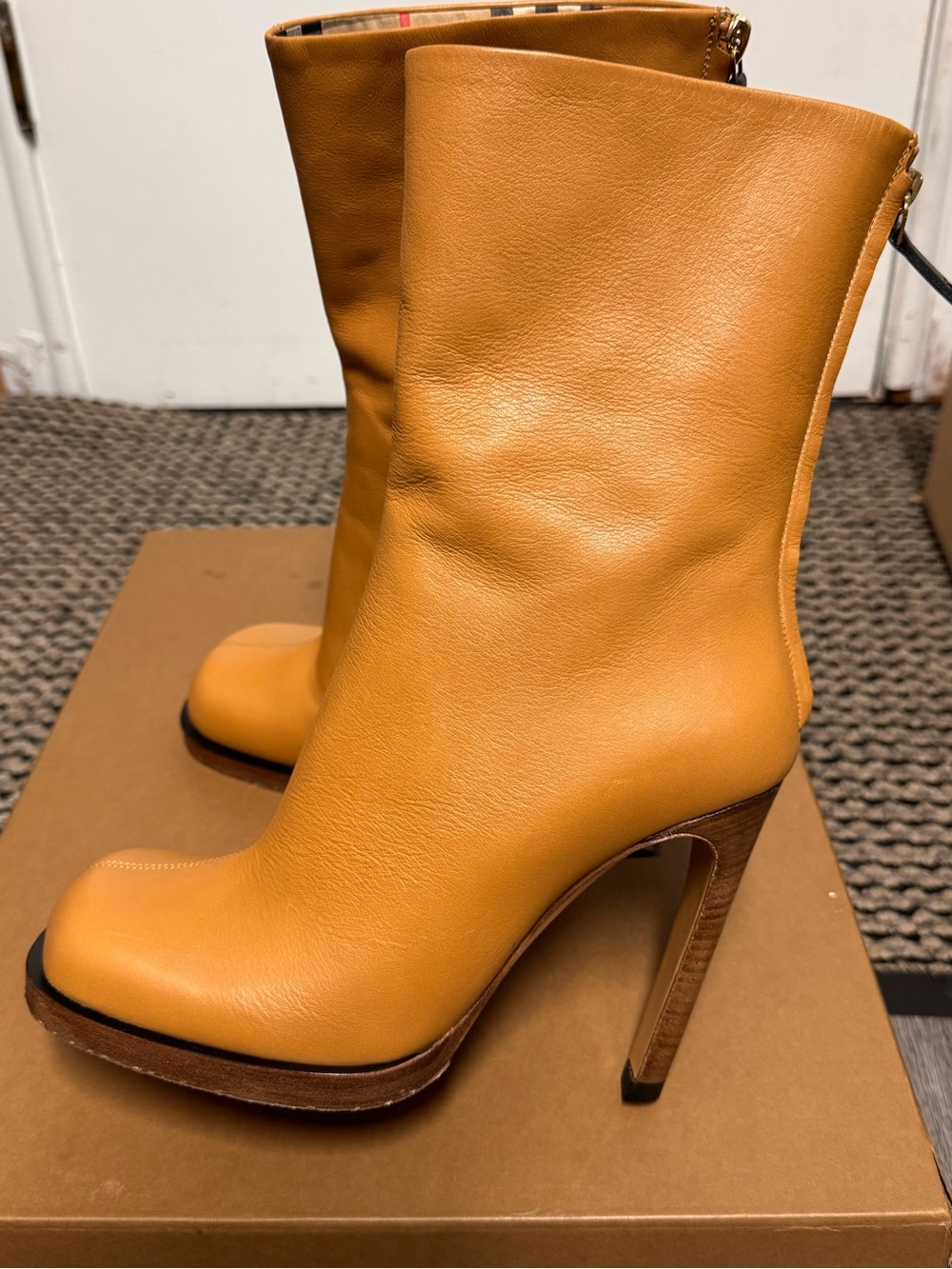 Burberry ankle boot  Leather Mid-Calf Boots with Signature Check Lining